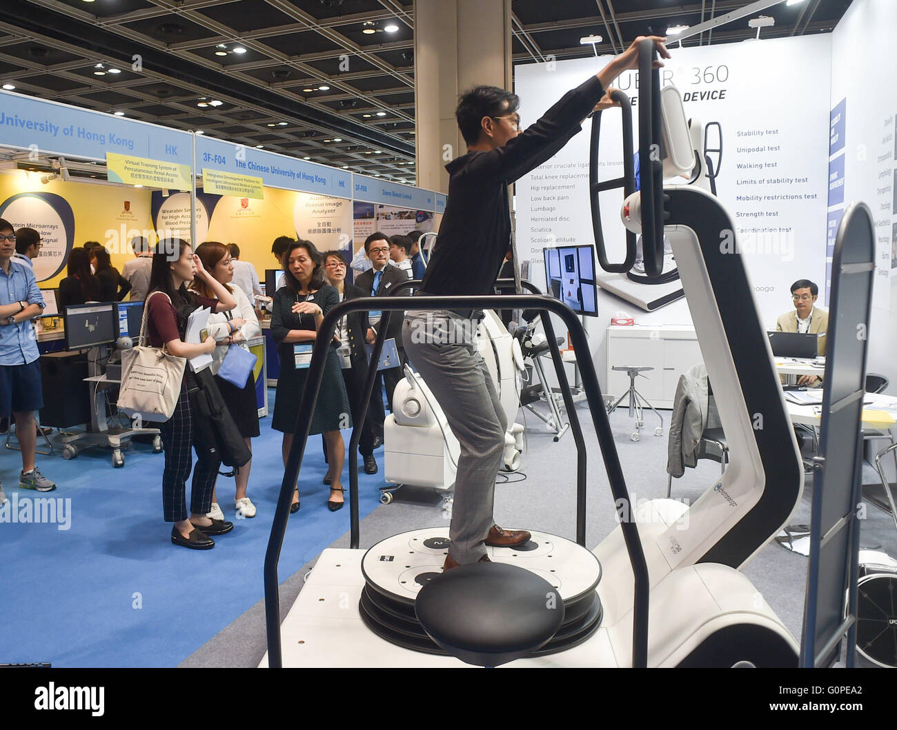 Hong Kong, China. 3rd May, 2016. A visitor experiences a medical device