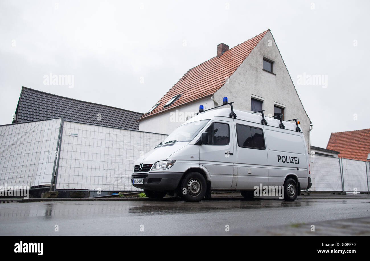Hoexter, Germany. 03rd May, 2016. A police vehicle parked in front of the house of a murder suspect couple in Hoexter, Germany, 03 May 2016. According to the public prosecutor's office, a woman died as a result of serious abuses after being held captive in the secluded house. The couple allegedly responsible for the death of the 41-year-old woman has confessed another homicide, according to information obtained by German news media. The search for evidence is to be continued on the property on 03 May. Photo: MARCEL KUSCH/dpa/Alamy Live News Stock Photo