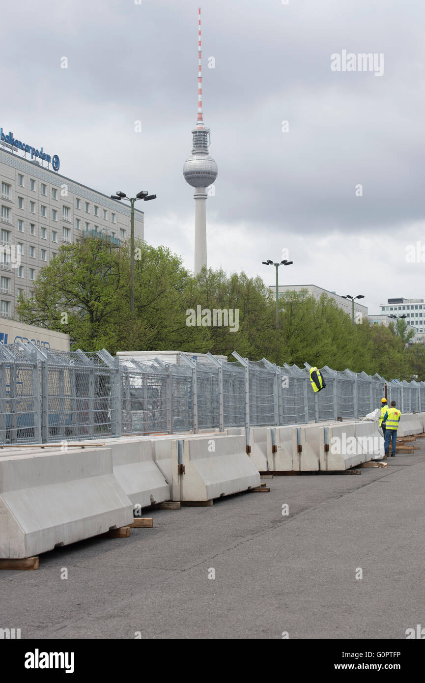 Berlin, Germany. 04th May, 2016. A workers stands in front of security fences on Karl Marx Allee in Berlin, Germany, 04 May 2016. They are needed for the 'Forumla E' race taking place along the route. The electric racecars will race between Strausberger Platz and Alexanderplatz in competitions on 21 and 22 May 2016. Photo: PAUL ZINKEN/dpa/Alamy Live News Stock Photo
