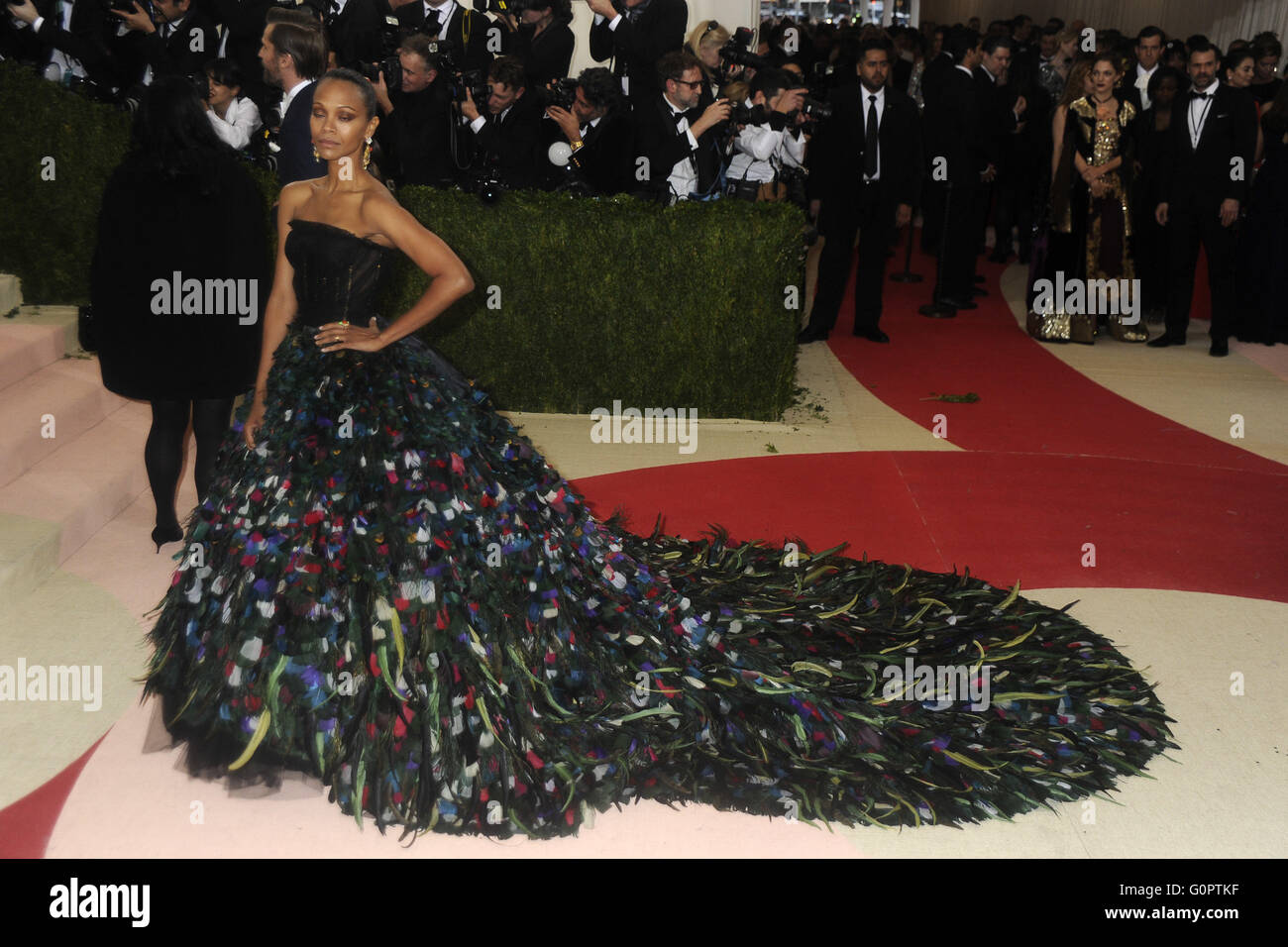 New York City. 2nd May, 2016. Zoe Saldana attending the 'Manus x Machina: Fashion In An Age Of Technology' Costume Institute Gala at Metropolitan Museum of Art on May 2, 2016 in New York City. | usage worldwide © dpa/Alamy Live News Stock Photo