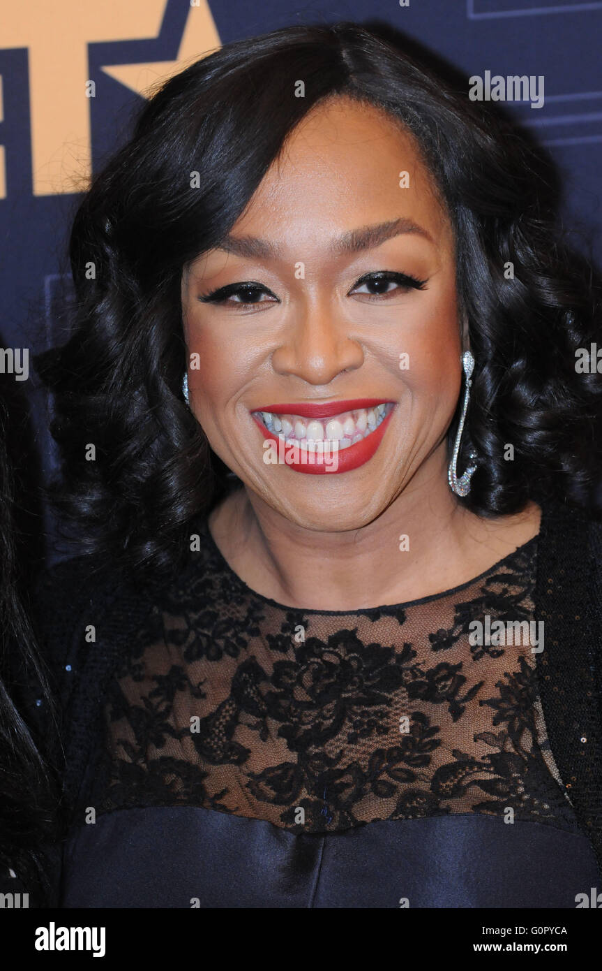 Celebrities, Honorees, and Guests arrive to the 2016 Black Girls Rock on April 1, 2016 at the New Jersey Performing Arts Center in Newark, New Jersey, USA  Featuring: Shonda Rhimes Where: New York, New York, United States When: 01 Apr 2016 Stock Photo