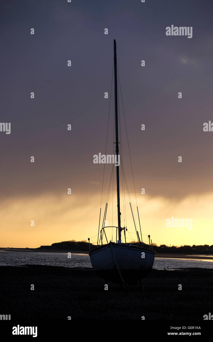Silhouette of boat with mast against the evening sky Stock Photo - Alamy