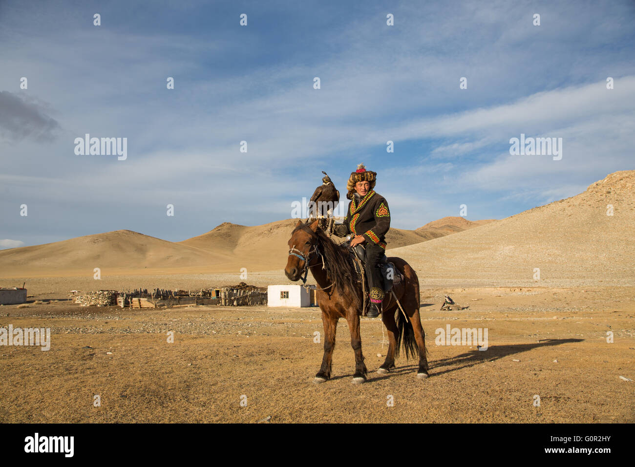 Jogos Tradicionais De Cavalo Kazakh Do Festival Da águia Dourada Foto  Editorial - Imagem de dourado, étnico: 178819986