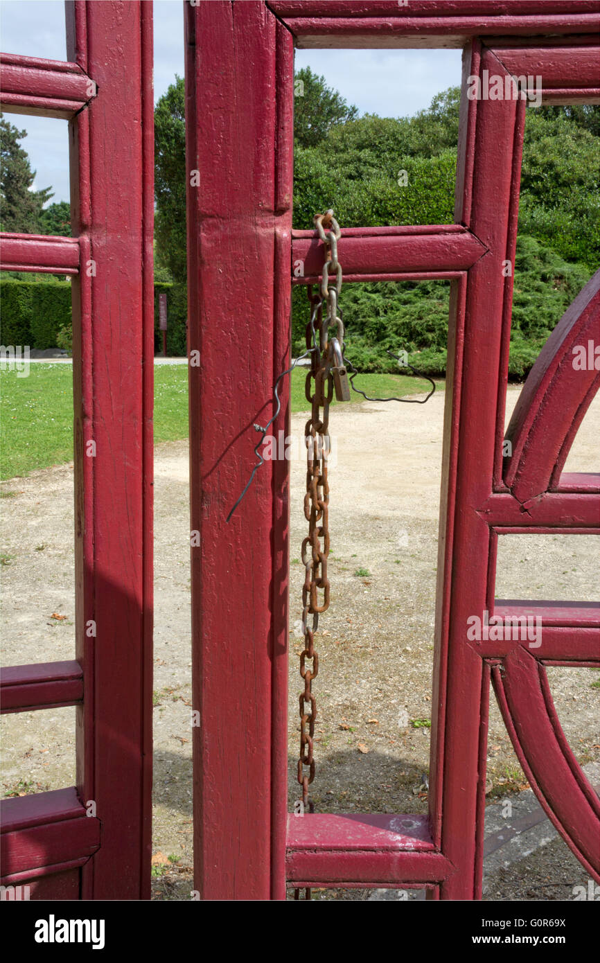 Chain on the Chinese gates at the Museums of the Far East, Laeken, Brussels, Belgium Stock Photo