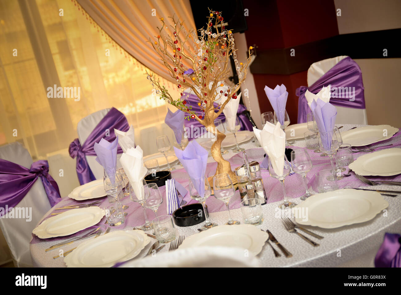 Wedding table with plate, napkin, cutlery on mauve color Stock Photo