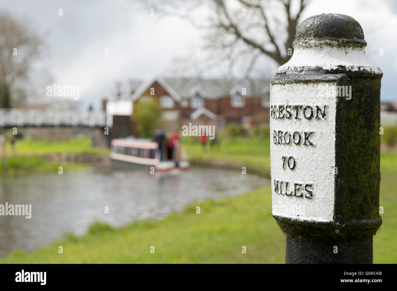 Milepost, Trent and Mersey Canal near Wychnor showing the miles to Preston Brook and Shardlow, Staffordshire, England, UK Stock Photo