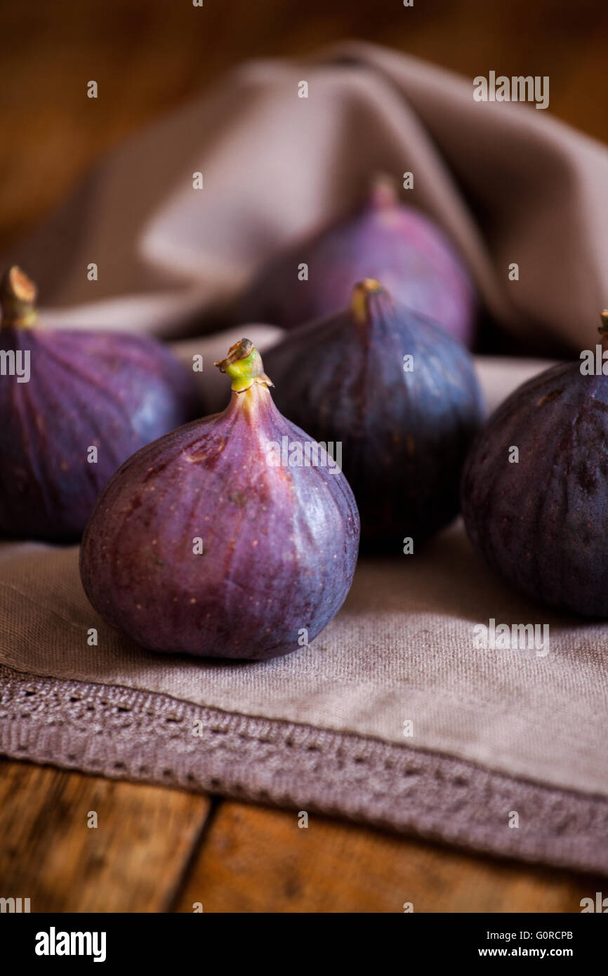 whole fresh figs on a linen serviette. Stock Photo