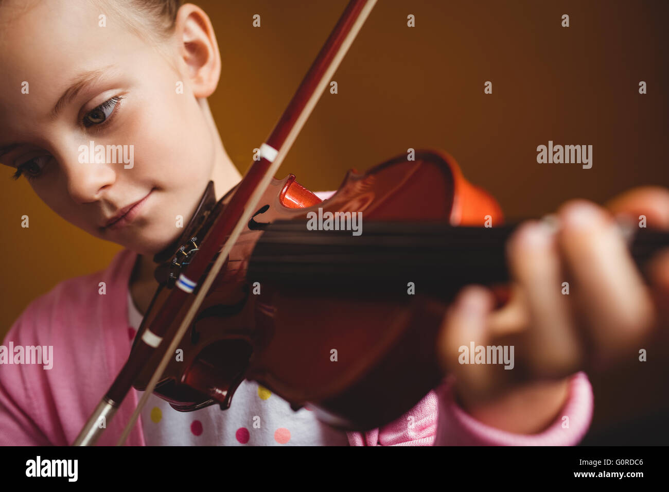 Girl playing the violin Stock Photo - Alamy