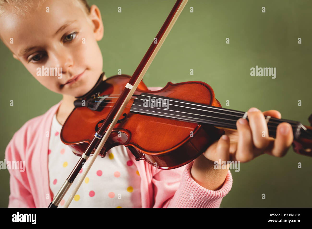 Girl playing the violin Stock Photo - Alamy