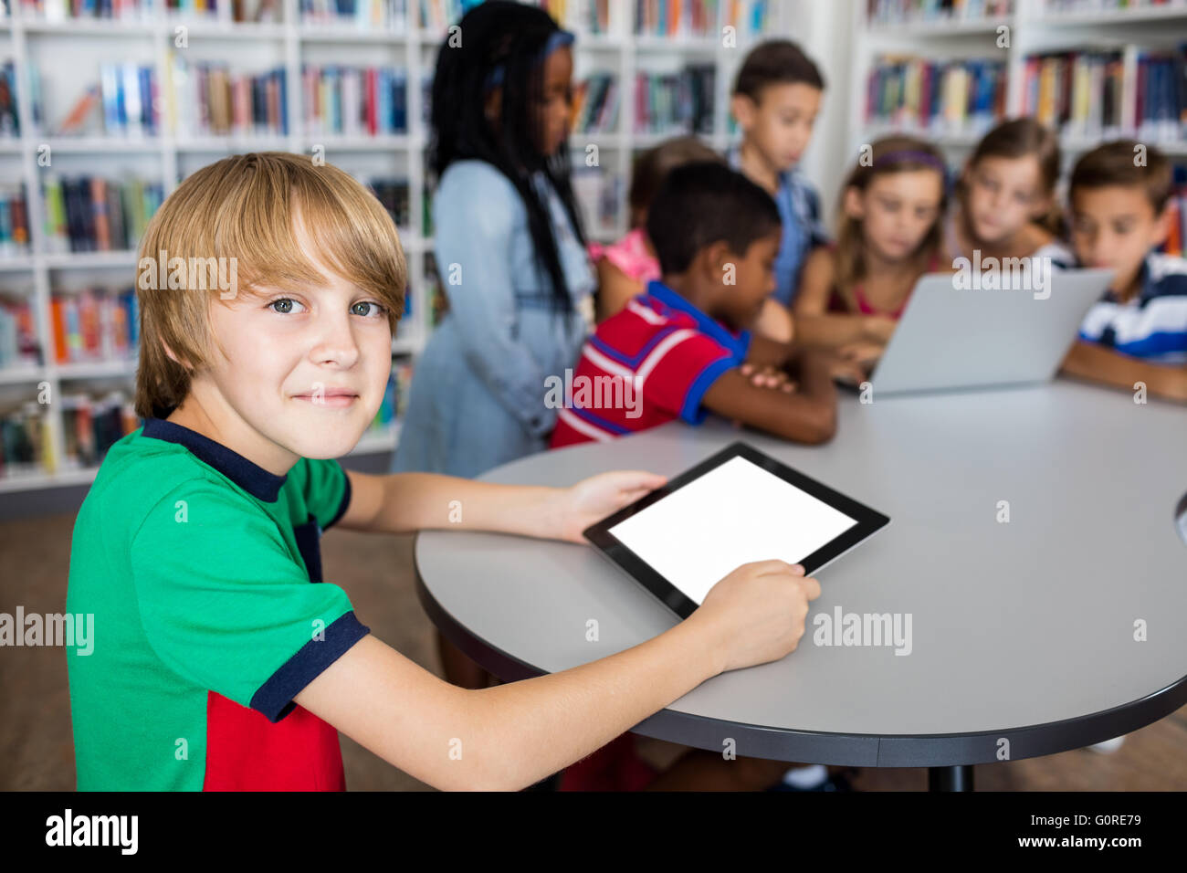 Girls using technology hi-res stock photography and images - Alamy