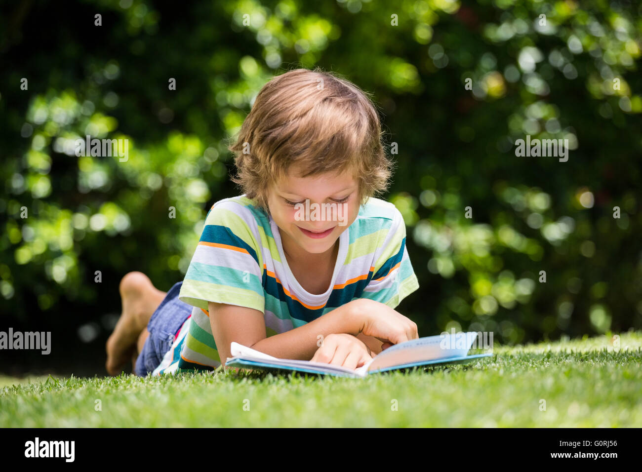 Мальчик с книгой на траве