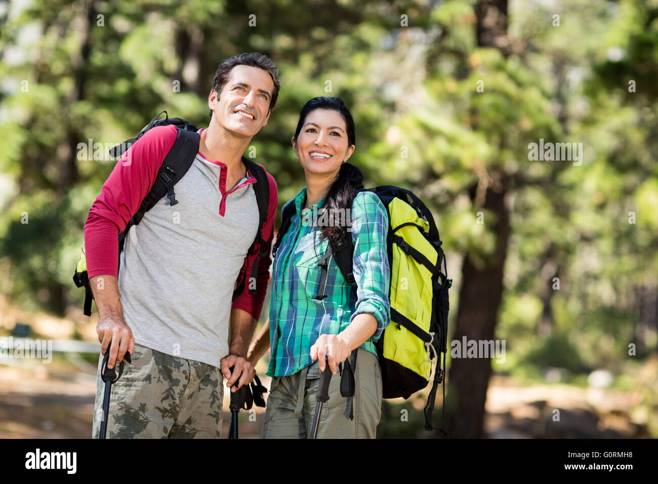 Hiking couple sky hi-res stock photography and images - Alamy
