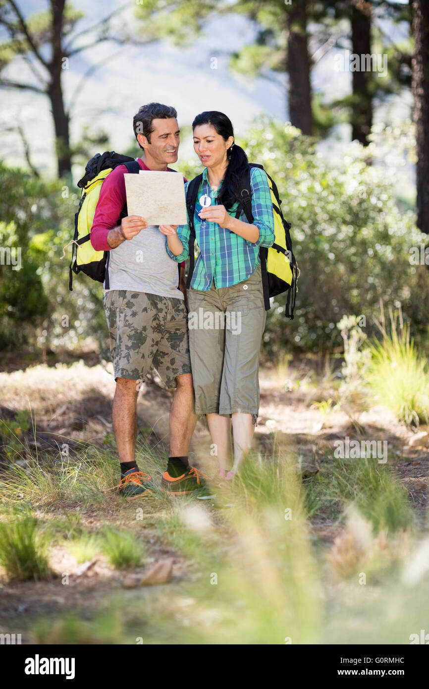 Hiking couple map hi-res stock photography and images - Alamy