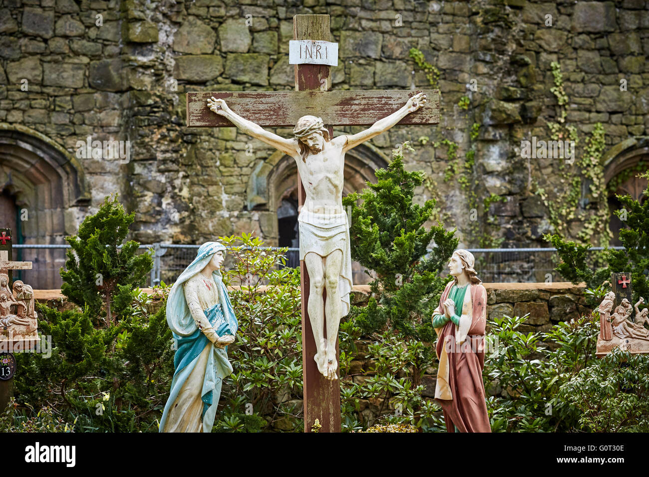 Whalley a large village in Ribble Valley on the banks of the River Calder in Lancashire.  Jesus Christ on a cross crucifix  stat Stock Photo