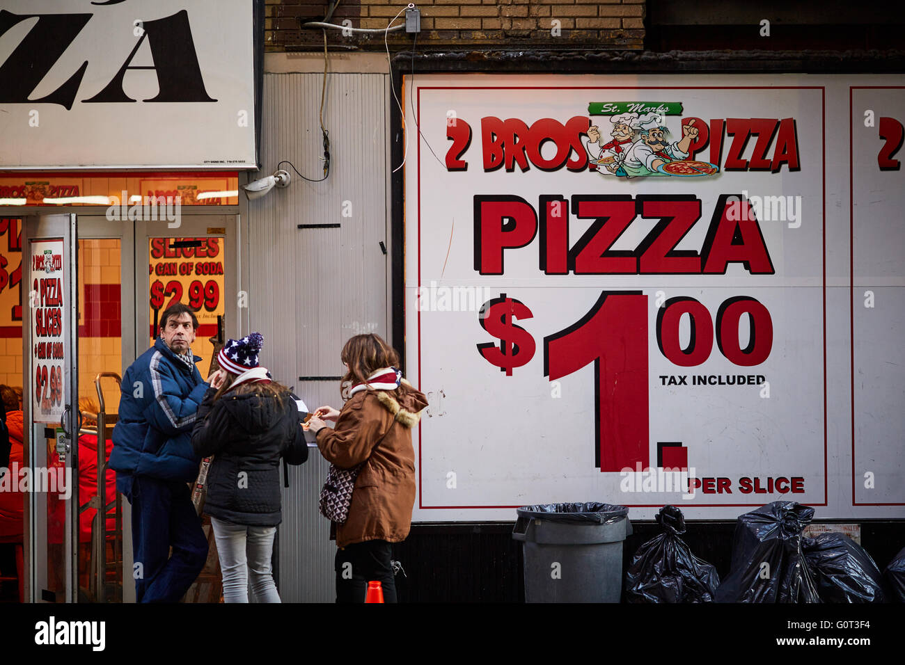 New york   2 bros pizza $1 eight avenue 8th exterior people eating outside in street Stock Photo