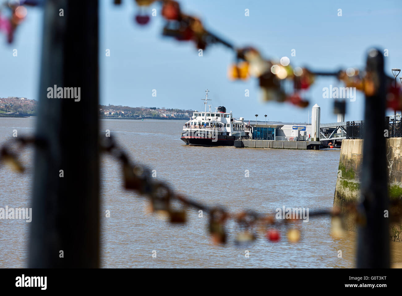 Liverpool albert docks padlocks on railings   Padlocks left by romantic couple hundreds of sentimentales and tourists love locks Stock Photo