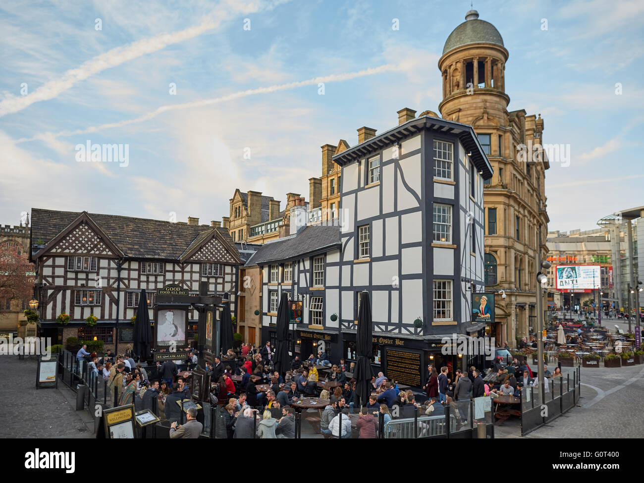 Manchester   Shambles Square is a square in Manchester, England, created in 1999 around the rebuilt Old Wellington Inn and Sincl Stock Photo