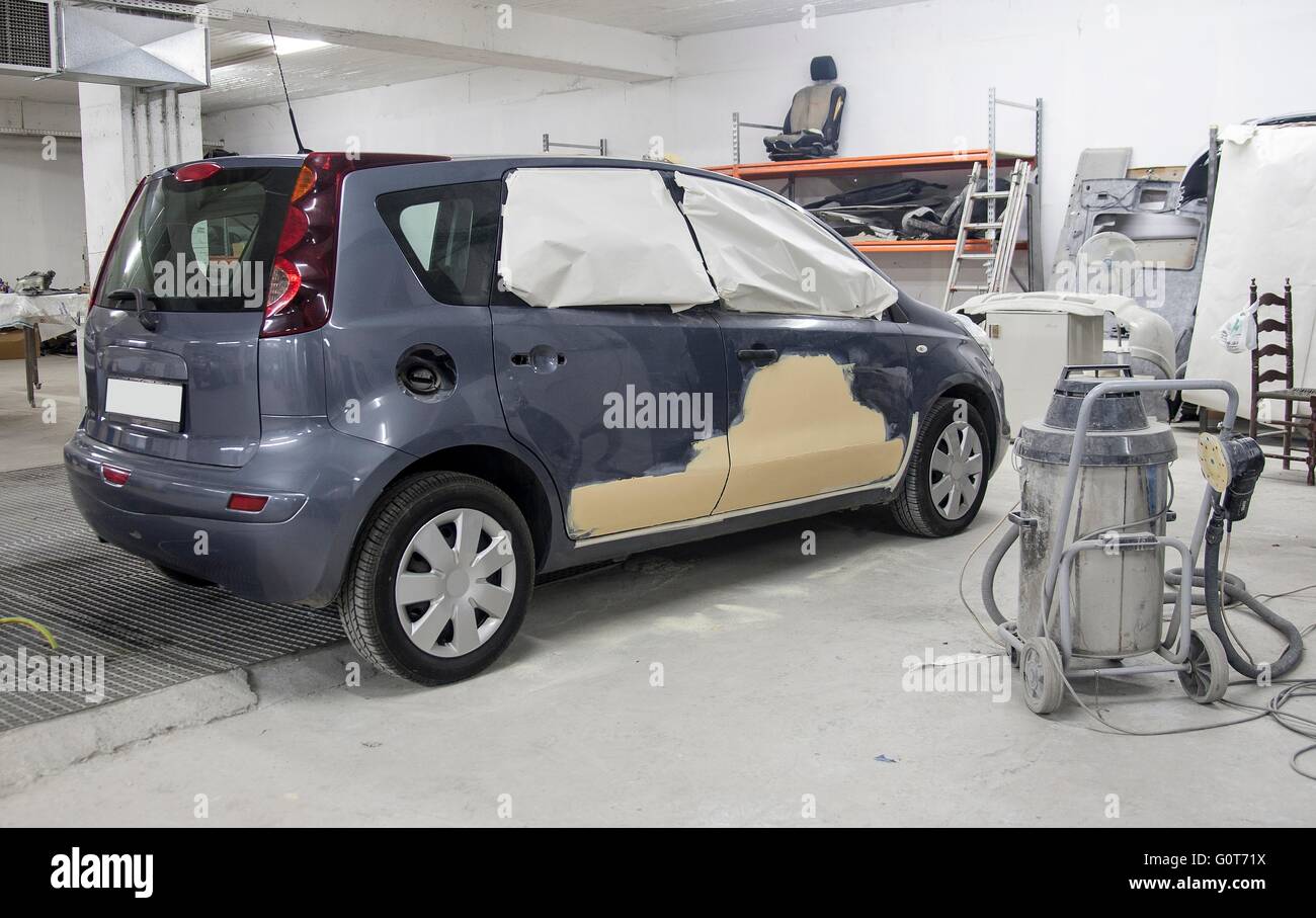 Car in auto repair garage hi-res stock photography and images - Alamy
