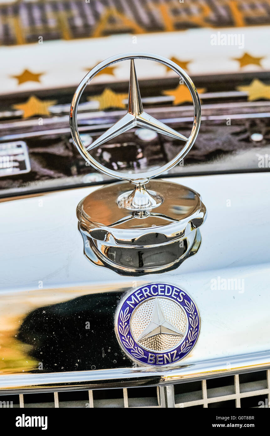 Three pointed star badge on the front grille/bonnet of an old Mercedes Benz Stock Photo
