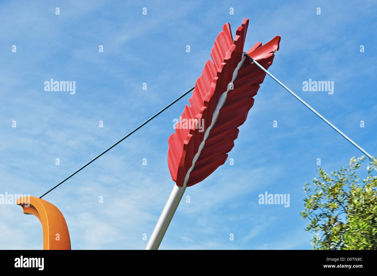 San Francisco, Usa: view of the sculpture Cupid’s Span, a bow and arrow, by the artists Claes Oldenburg and Coosje van Bruggen Stock Photo