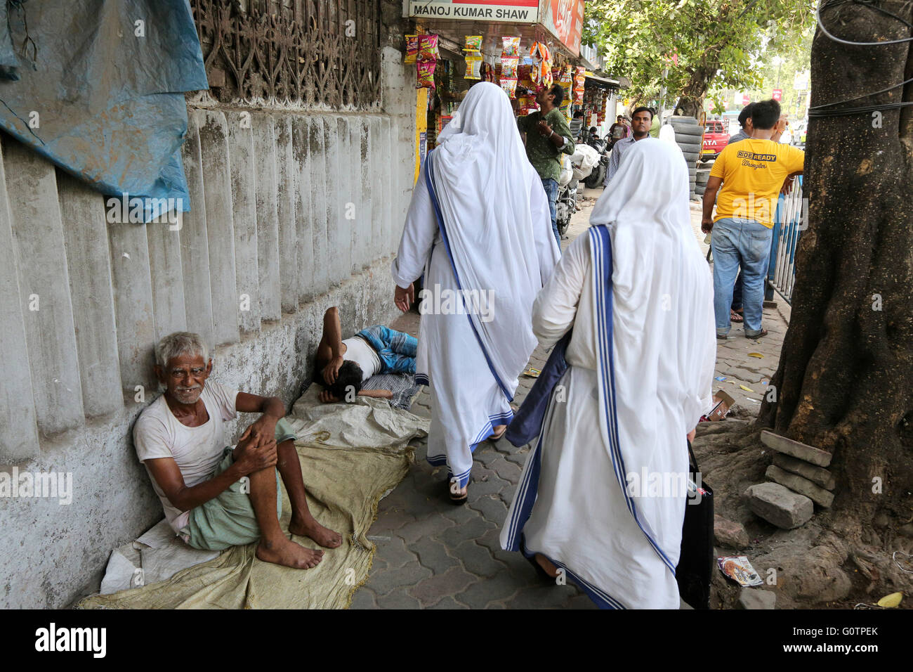 Sisters of the Congregation 'Missionaries of Charity' (Mother Teresa Sisters) walk on a street in Calcutta, India Stock Photo