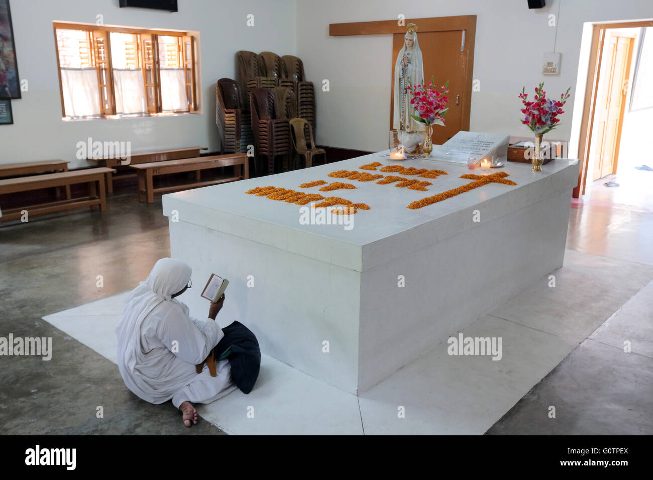 Nun praying at the tomb of Mother Teresa at the Mother´s House of the Missionaries of Charity (Mother Teresa sisters) in Kolkata, Calcutta, India Stock Photo