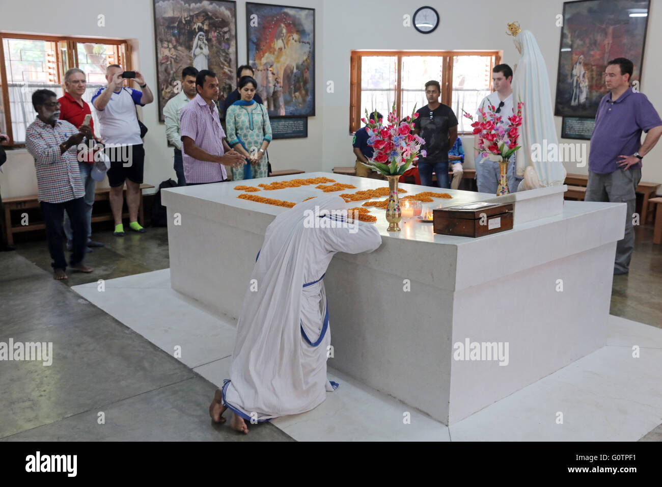 Tourists and worshipers at the tomb of Mother Teresa at the Mother´s House of the Missionaries of Charity (Mother Teresa sisters) in Kolkata, Calcutta, India Stock Photo