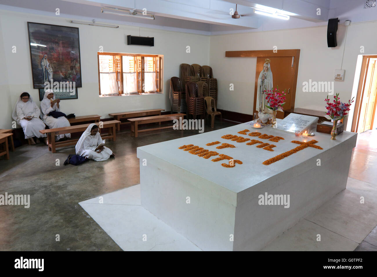 Nuns praying at the tomb of Mother Teresa at the Mother´s House of the Missionaries of Charity (Mother Teresa sisters) in Kolkata, Calcutta, India Stock Photo