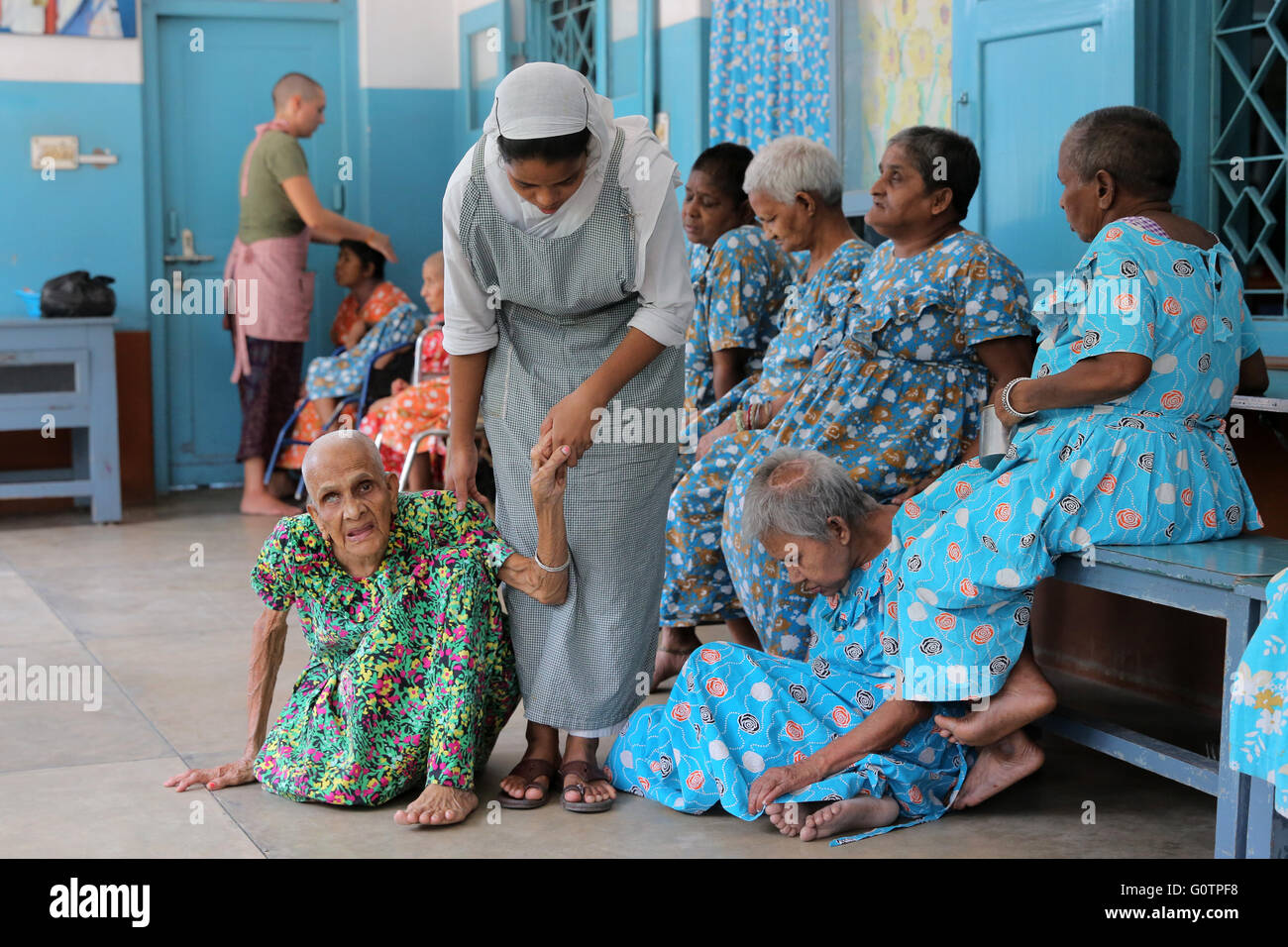 Teresa Sister caring old ladies in the 'Prem Dan Home for the Sick and Dying' of the Missionaries of Charity (Mother Teresa Sisters) in Calcutta, India Stock Photo