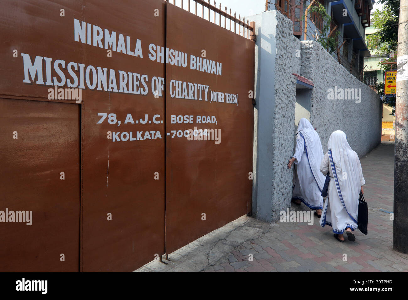Gate to the 'Shishu Bhayan Children´s House' of the Congregation 'Missionaries of Charity' (Mother Teresa Sisters) in Calcutta, India Stock Photo