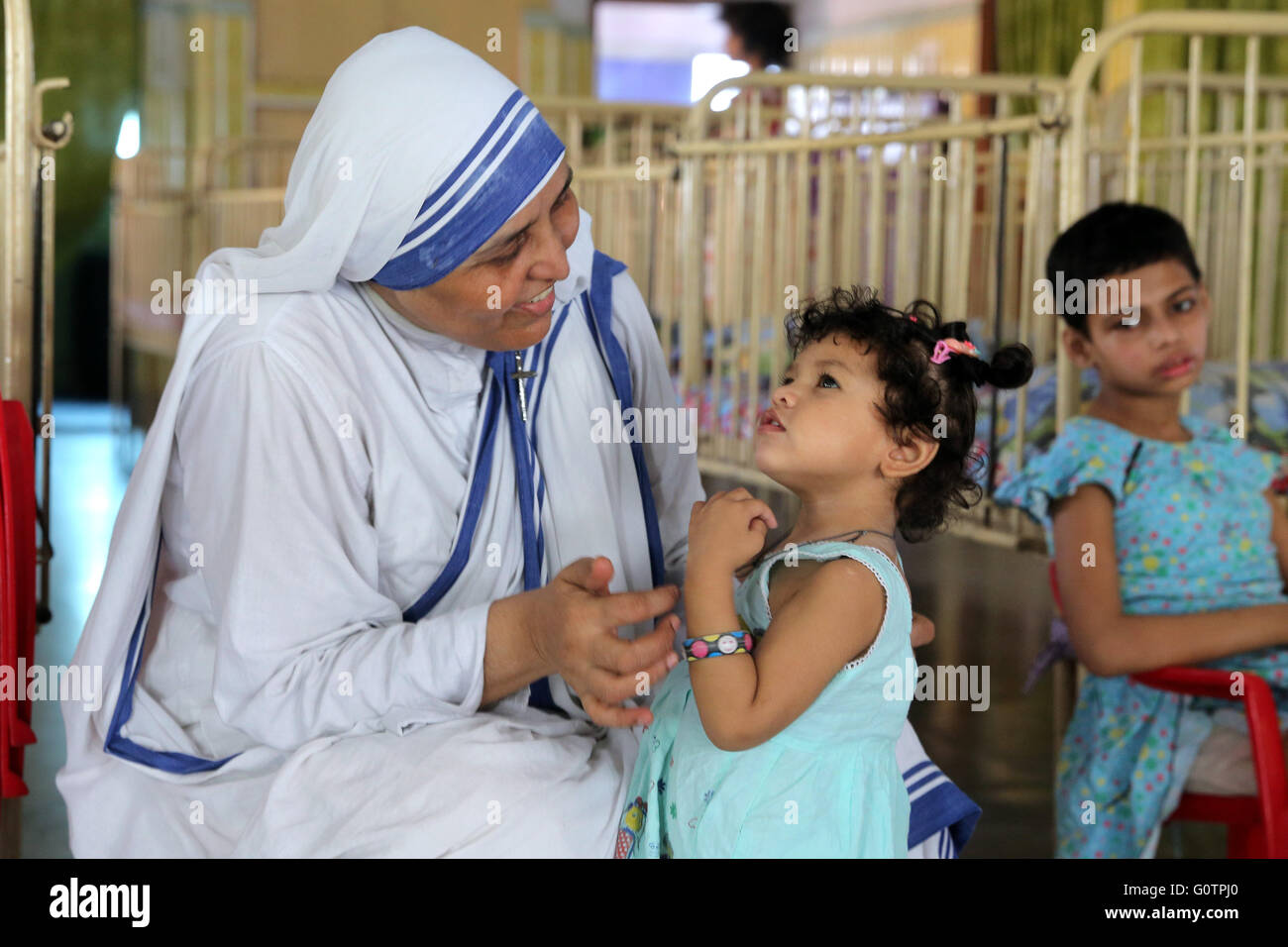 Teresa Sister caring mentally sick children in the 'Nirmala Shishu Bhawan Childrens Home' of the Missionaries of Charity (Mother Teresa Sisters) in Calcutta, India Stock Photo