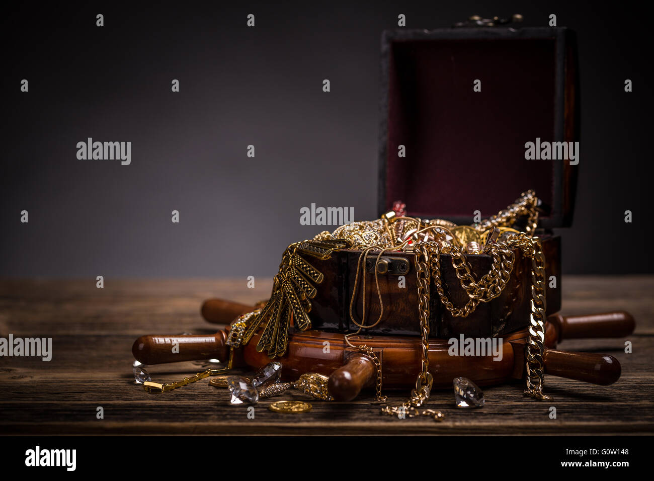 Chest gold treasure coins hi-res stock photography and images - Alamy