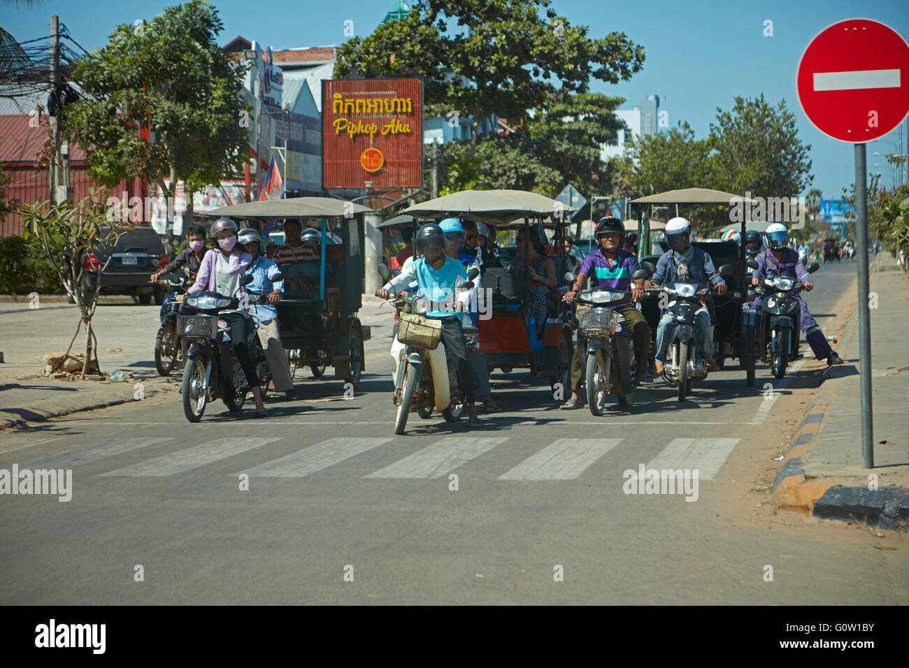 Motorbikes and tuk-tuks, Siem Reap, Cambodia Stock Photo
