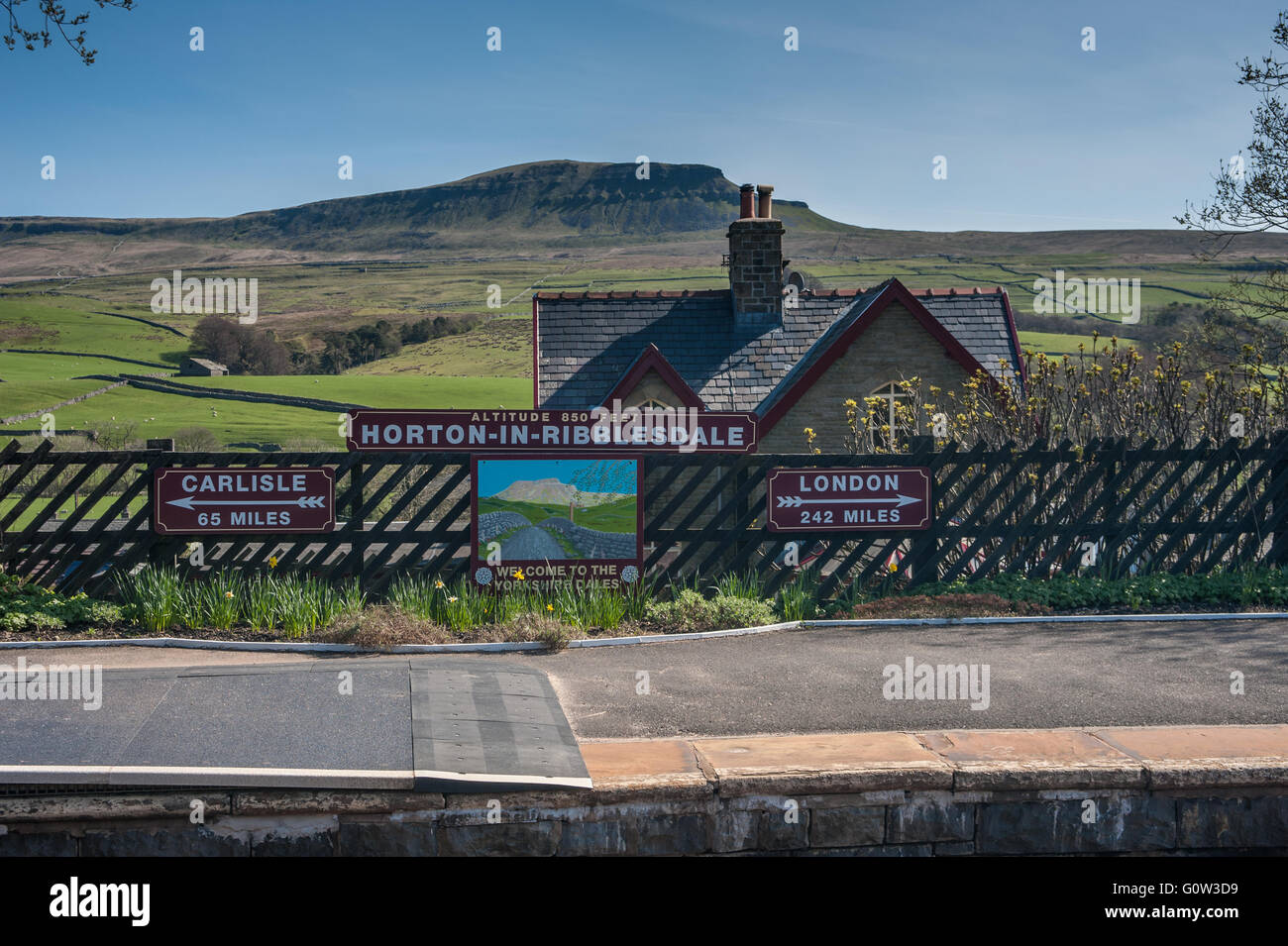 Horton-in-Ribblesdale Station and Pen-y-Ghent Stock Photo