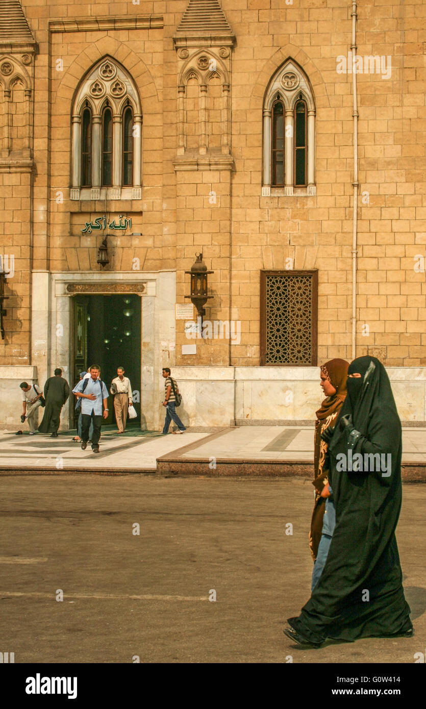 Two women in burkhas walk past Al-Azhar mosque, Cairo Stock Photo