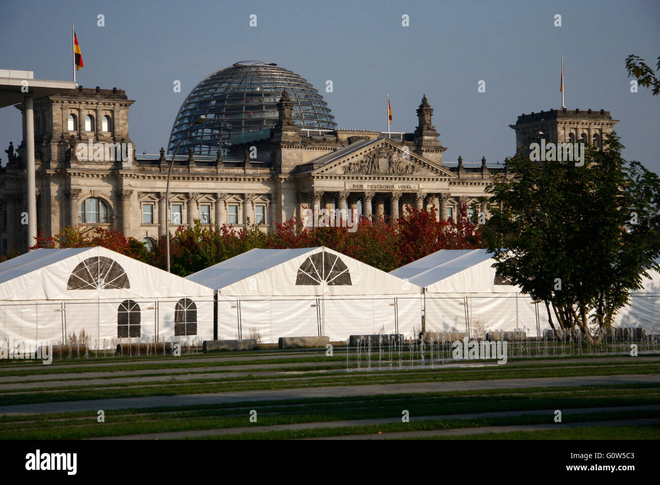 Reichstag mit Kuppel, Berlin-Tiergarten. Stock Photo