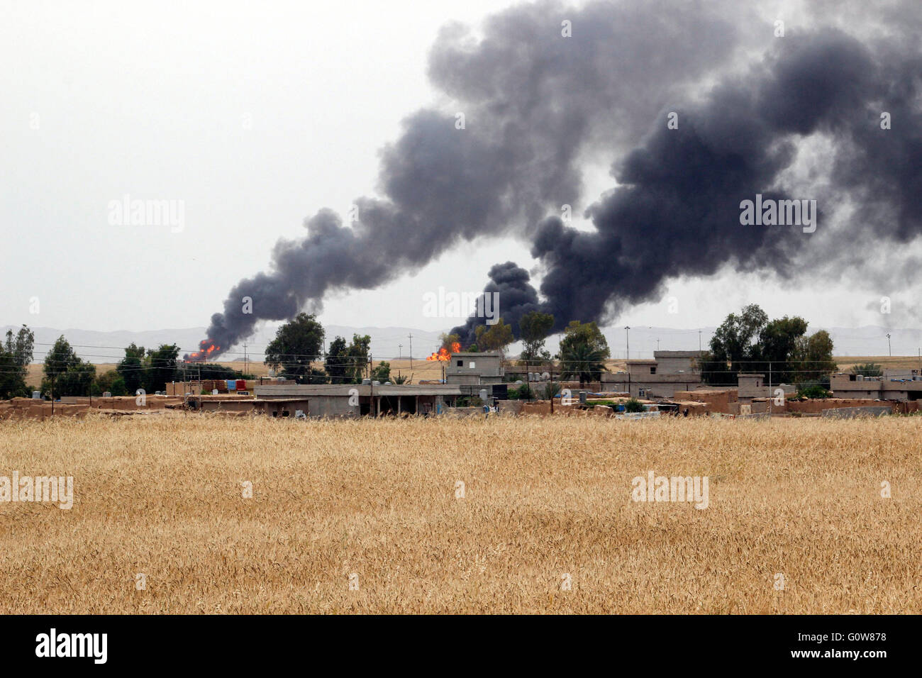 Kirkuk, Iraq. 4th May, 2016. Heavy smoke rise from Khabbaz oil fields in the southwest of Kirkuk, Iraq, May 4, 2016. The fields were attacked by unidentified gunmen on Tuesday evening. Credit:  Ako Zangana/Xinhua/Alamy Live News Stock Photo