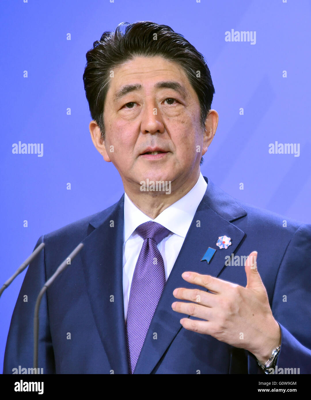 Meseberg, Germany. 04th May, 2016. Japanese Prime Minister Shinzo Abe after giving a speech during a press conference in Meseberg, Germany, 04 May 2016. Photo: BERND SETTNICK/DPA/Alamy Live News Stock Photo