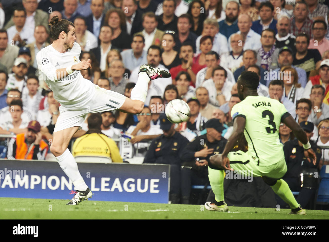 Madrid, Spain. 4th May, 2016. Gareth Bale (midfielder; Real Madrid), Bacary Sagna (defender; Manchester City FC) in action during the UEFA Champions League match between Real Madrid and Manchester City FC at Santiago Bernabeu on May 4, 2016 in Madrid Credit:  Jack Abuin/ZUMA Wire/Alamy Live News Stock Photo