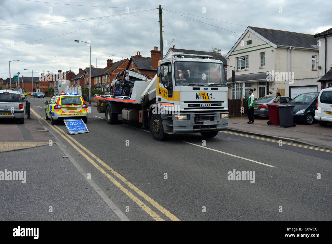 vehicle recovery by police after crash in Whitley Wood Lane in Reading, Berkshire. Charles Dye / Alamy Live News Stock Photo