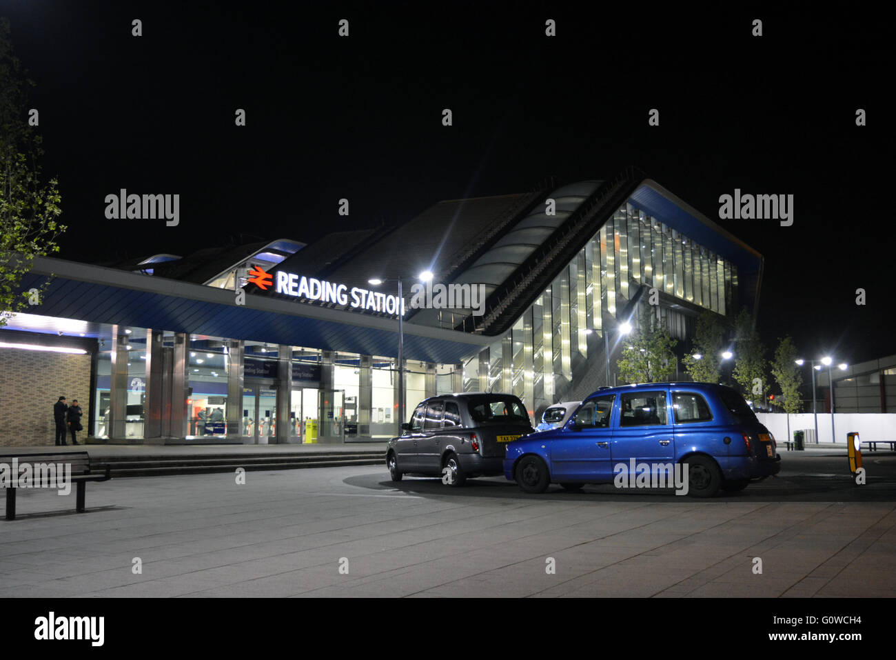 The New Entrance of Reading train station at night time where taxis await for the trains to come in, hoping for a fare. Charles Dye / Alamy Live News Stock Photo