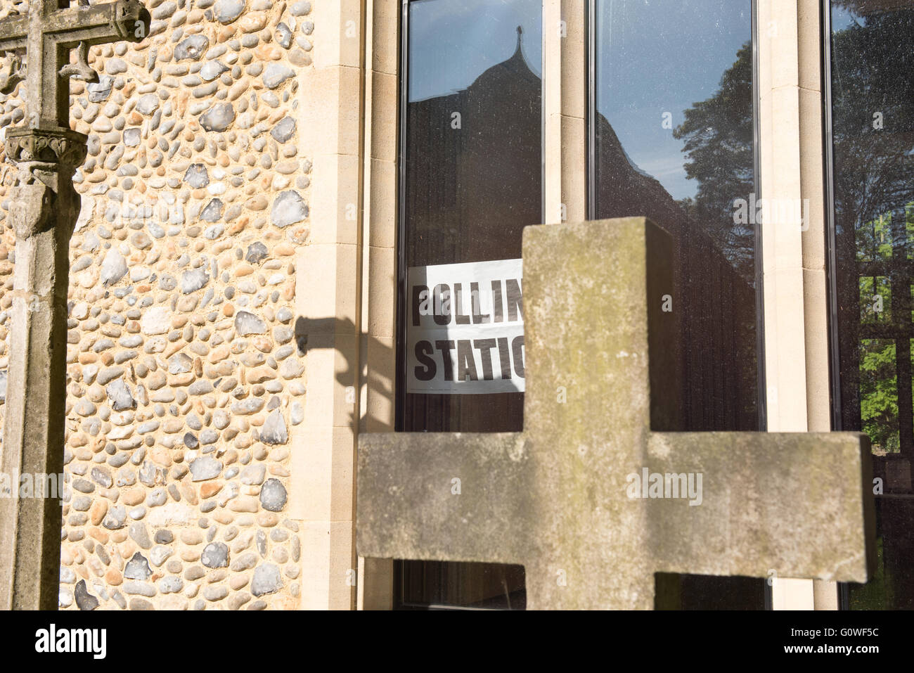 Brentwood, Essex, UK. 5th May, 2016. The polling station at South Weald, Brentwood, Essex is accessed via the graveyard of St Peters’ Church Credit:  Ian Davidson/Alamy Live News Stock Photo