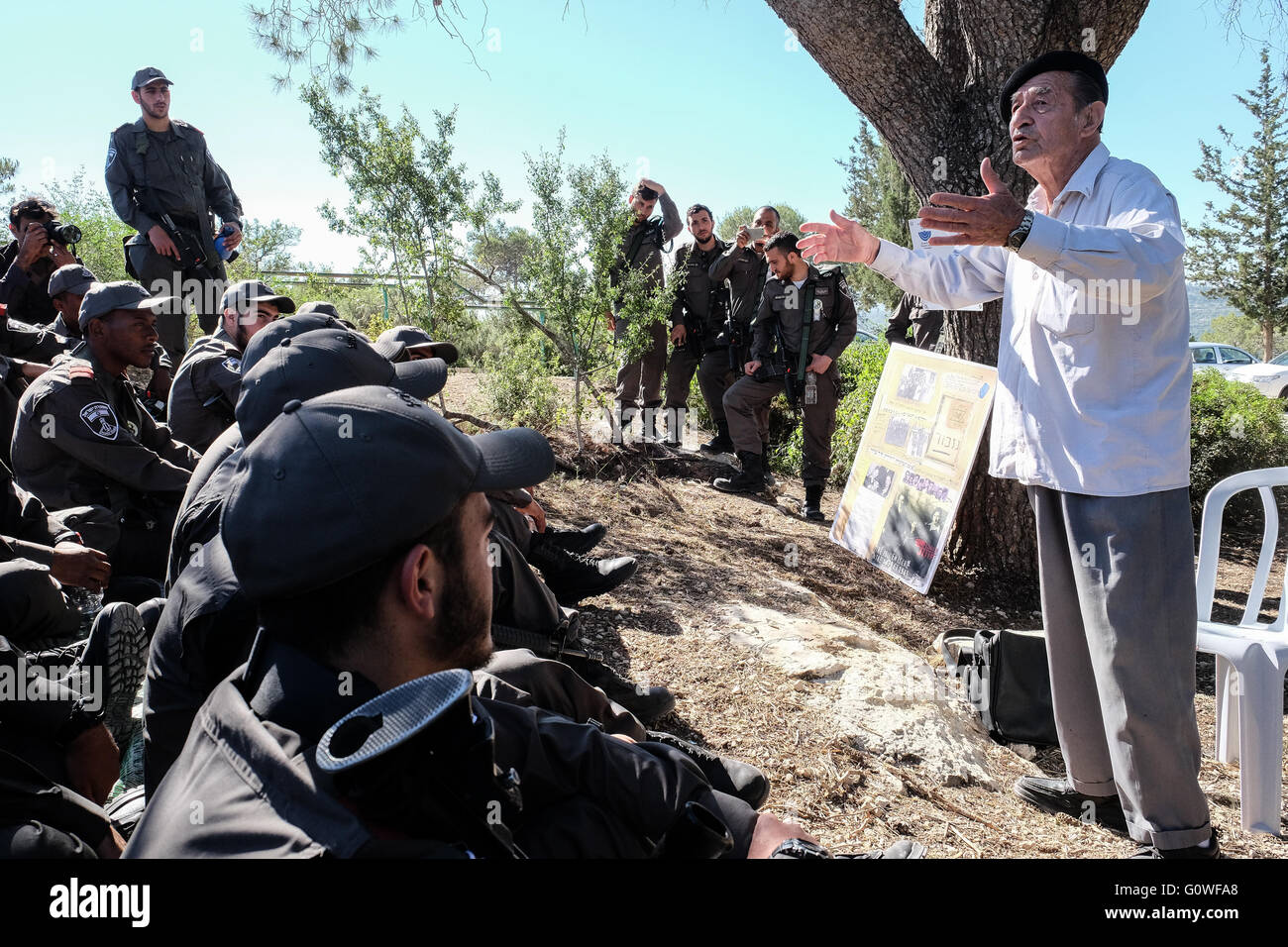 Kisalon, Israel. 5th May, 2016. German born Holocaust survivor ELIEZER LEV ZION, 91, briefs Border Patrol basic training cadets on his experiences in the French Resistance on Holocaust Martyrs' and Heroes' Remembrance Day. The B’nai B’rith World Center and Keren Kayemeth LeIsrael (KKL-JNF) held a Holocaust commemoration ceremony on Yom Hashoah dedicated to commemorating the heroism of Jews who rescued fellow Jews during the years of torment in Europe. Credit:  Nir Alon/Alamy Live News Stock Photo