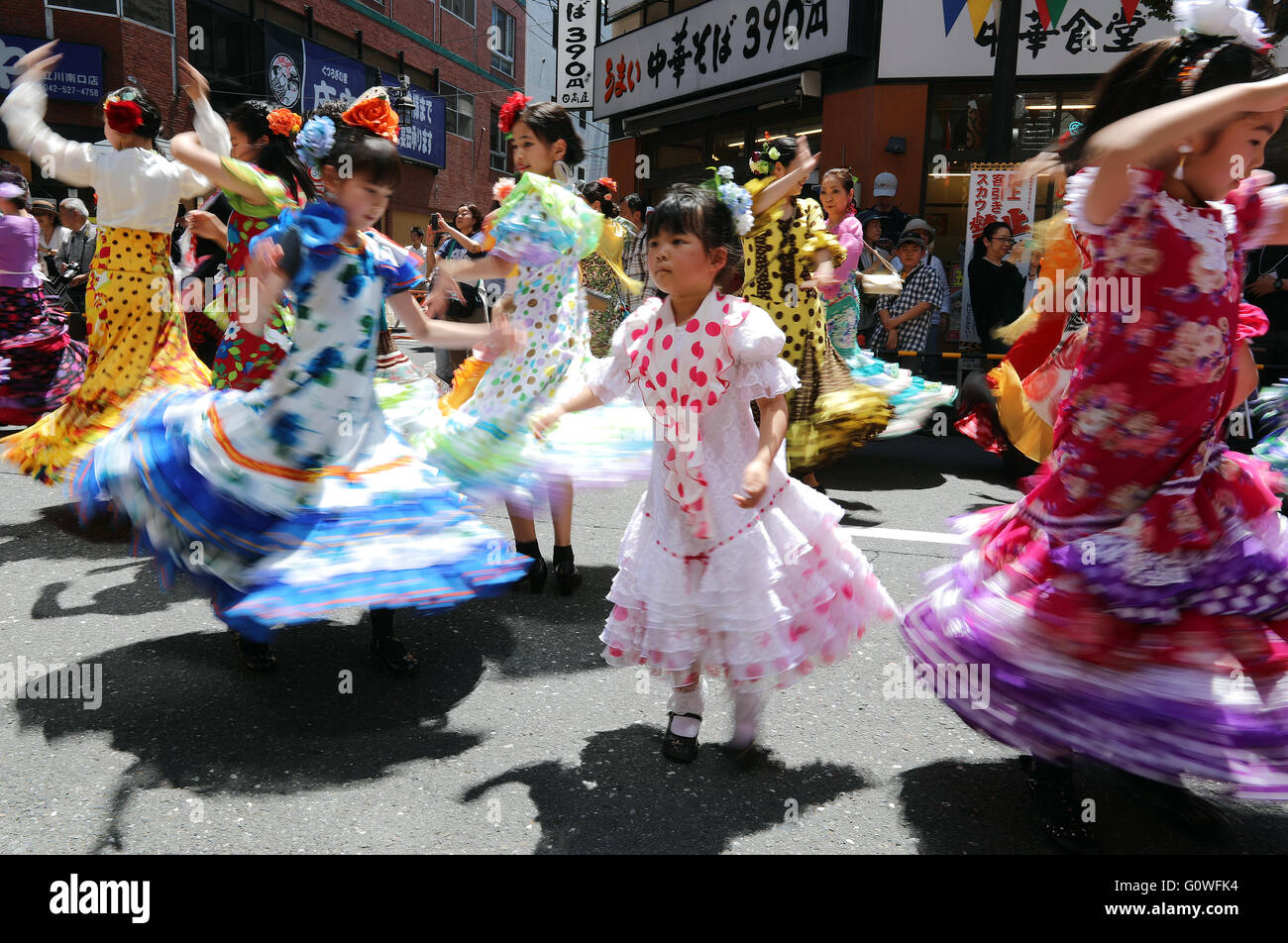 Tokyo, Japan. 4th May, 2016. Japan's flamenco lovers in colorful dresses perform SevillAnnas dancing on a street as part of the 'Tachikawa Flamenco' festival in Tokyo on Wednesday, May 4, 2016. Some 500 dancers enjoy street framenco dancing at an annual festival event in suburban Tokyo. © Yoshio Tsunoda/AFLO/Alamy Live News Stock Photo