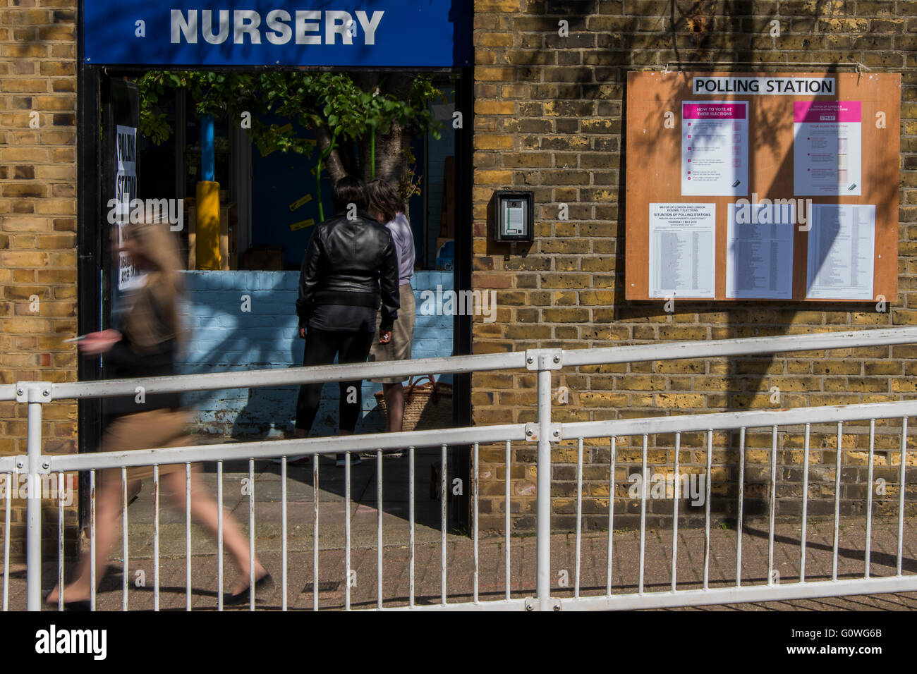 Belleville Nursery polling station - There is a steady stream of voters for the London Mayoral elections at polling stations in Wandsworth, London, UK - 05 May 2016. Credit:  Guy Bell/Alamy Live News Stock Photo