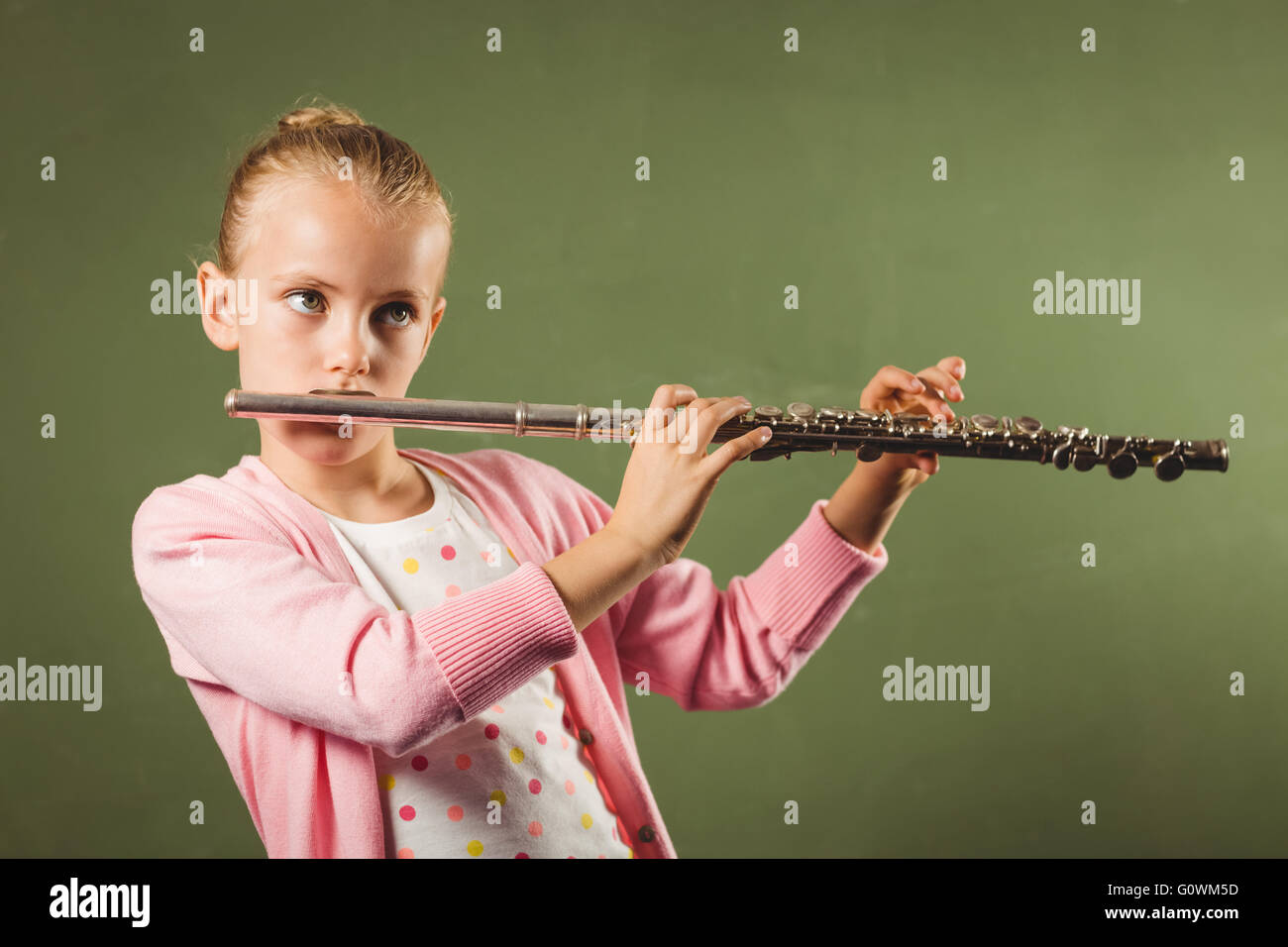 Play the flute. Девушка с дудочкой. Девочка с флейтой. Девочка с флейтой в колпаке. Руки флейтиста.