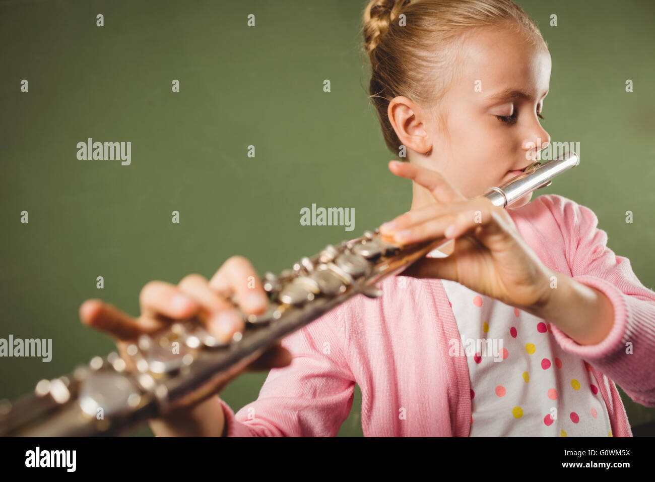 Флейта учиться. Ребенок флейтист. Игра на флейте дети. Флейта для детей. Игра на дудочке для детей.