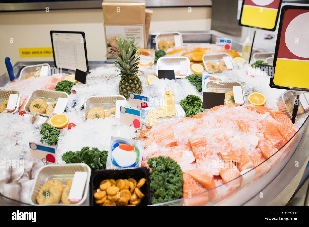 Supermarket fish counter hi-res stock photography and images - Alamy