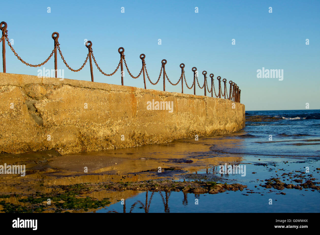 Ocean pool chain link fence hires stock photography and images Alamy