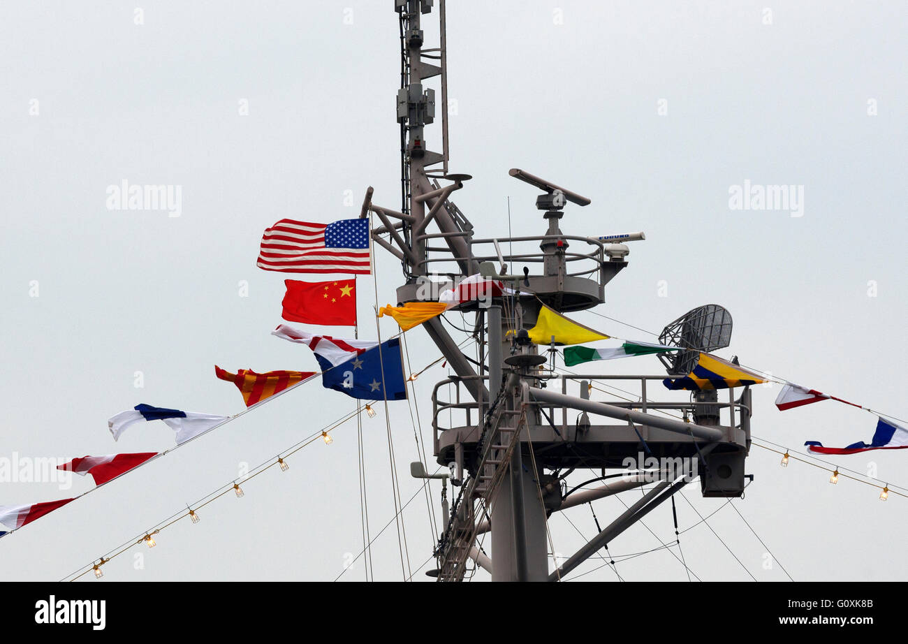Ships mast flying the USA and China flags Stock Photo Alamy